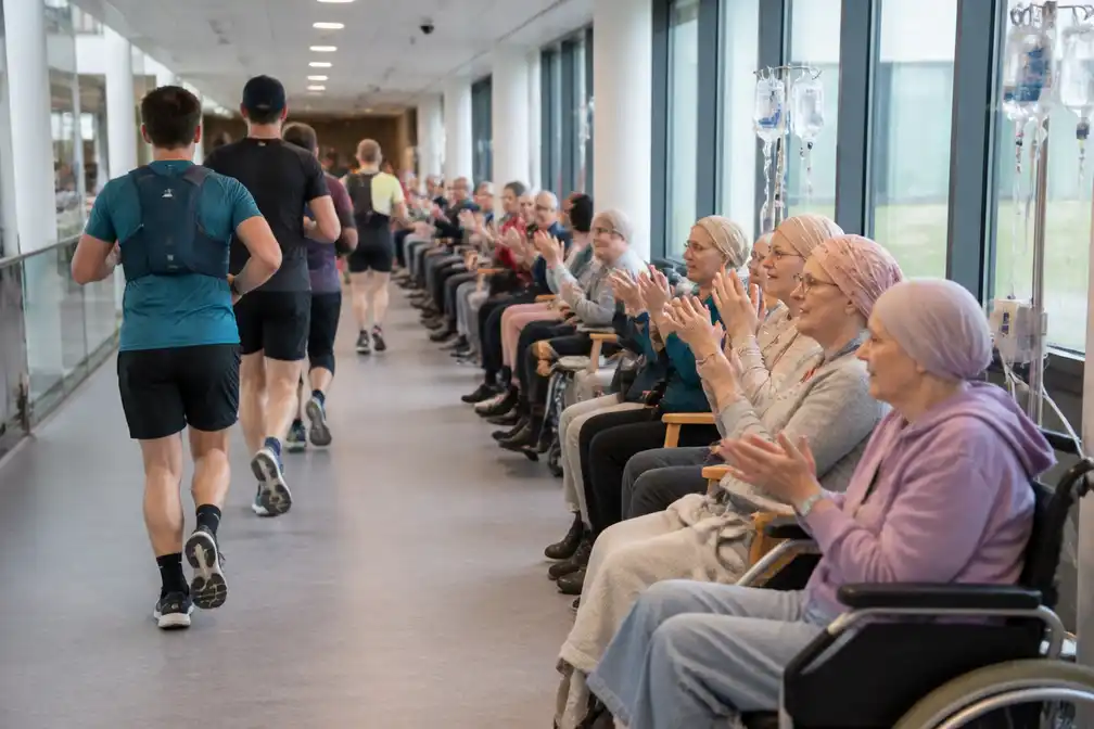 Bijna 1.300 lopers en wandelaars trekken door Jan Yperman ziekenhuis tijdens Ieper Trail