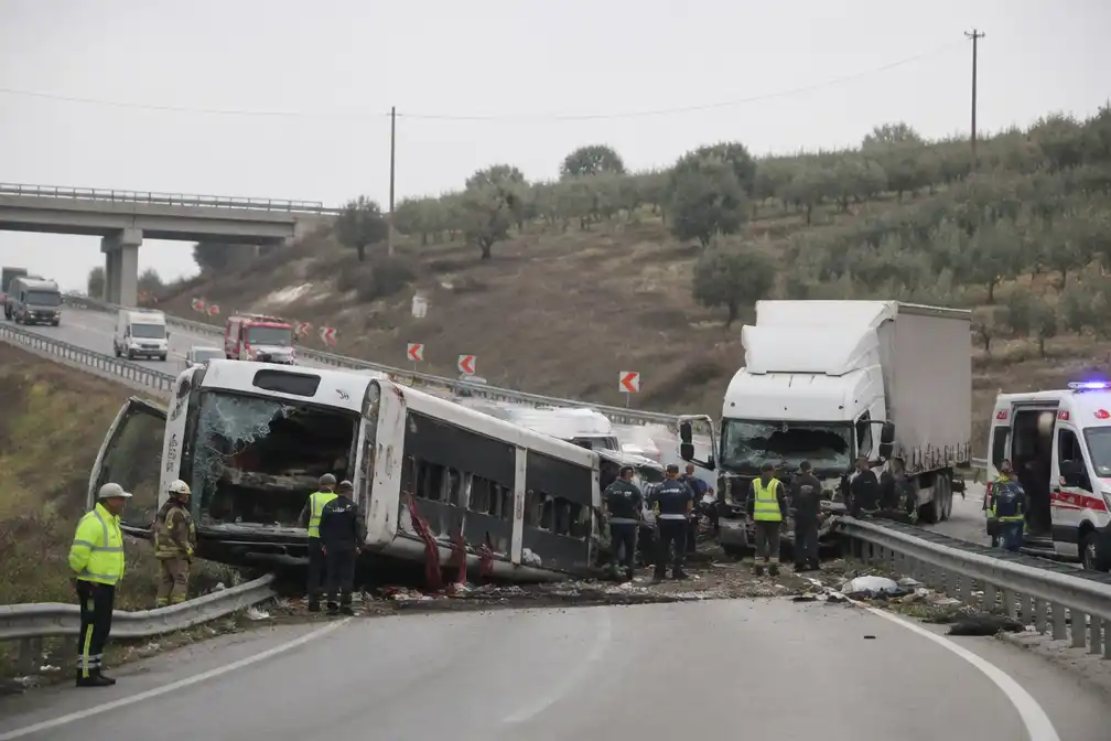 Zeker elf doden en 27 gewonden bij busongeluk in westelijk Turkije
