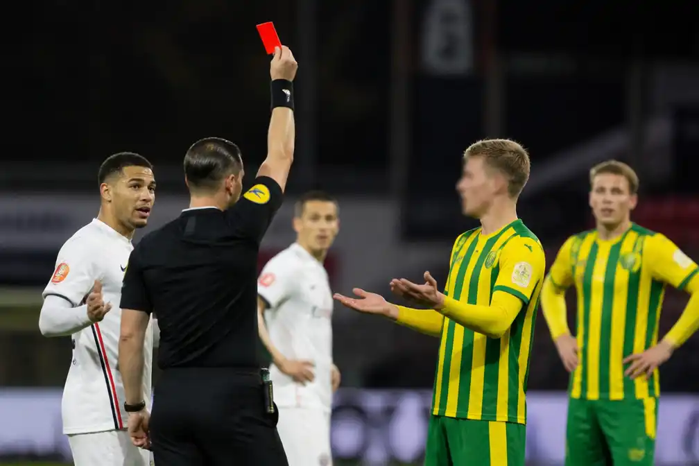 ADO Den Haag houdt met tien man stand bij Telstar: 2-2
