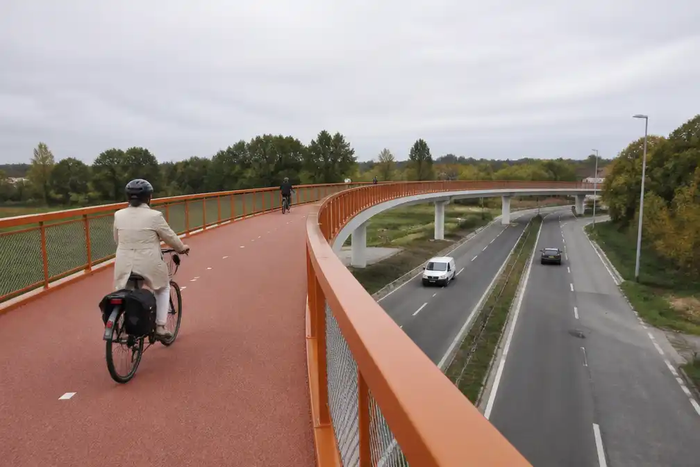 Fietsbrug Lange Leupe over N60 in Oudenaarde officieel geopend