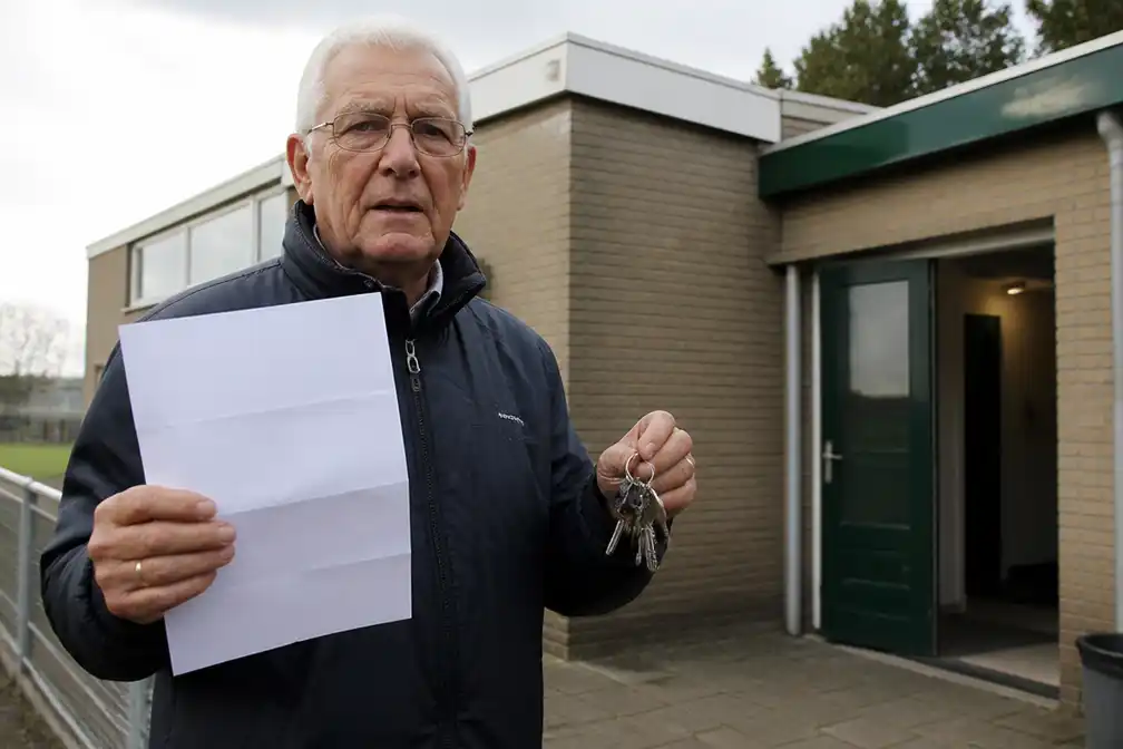 SVV Scheveningen bedankt supervrijwilliger Rinus Jenezon (78) per brief na zestig jaar