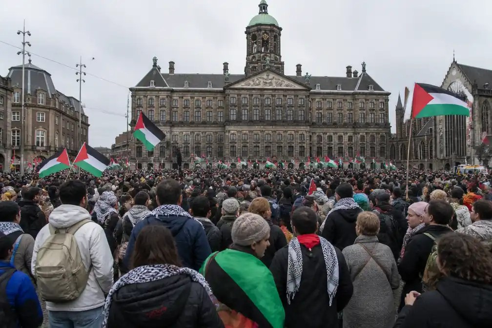 Pro-Palestijns protest in Amsterdam eindigt met duizend demonstranten op de Dam