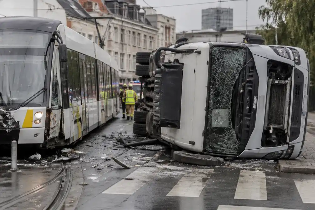 Vrachtwagen botst tegen tram in Gent, kantelt en chauffeur zit gekneld