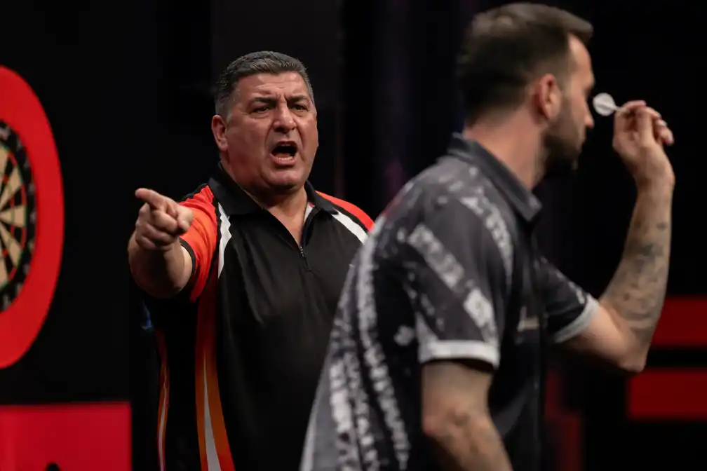 Darter Mensur Suljovic onder vuur om opjutten publiek tijdens worp Ross Smith in Bazel