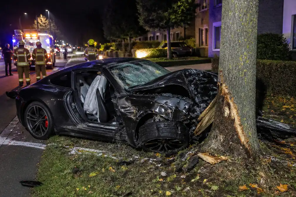 Passagier (50) sterft bij Porsche-crash tegen boom in Sint-Kruis, bestuurder onder invloed