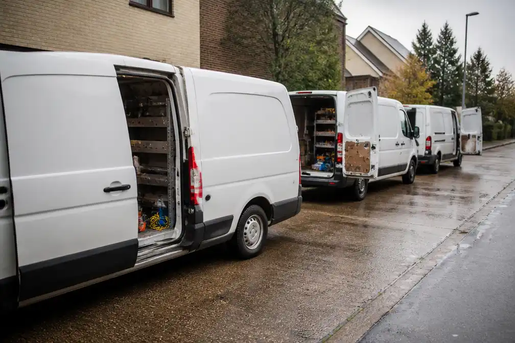 Dieven stelen werkmateriaal uit drie bestelwagens in Vosselaar