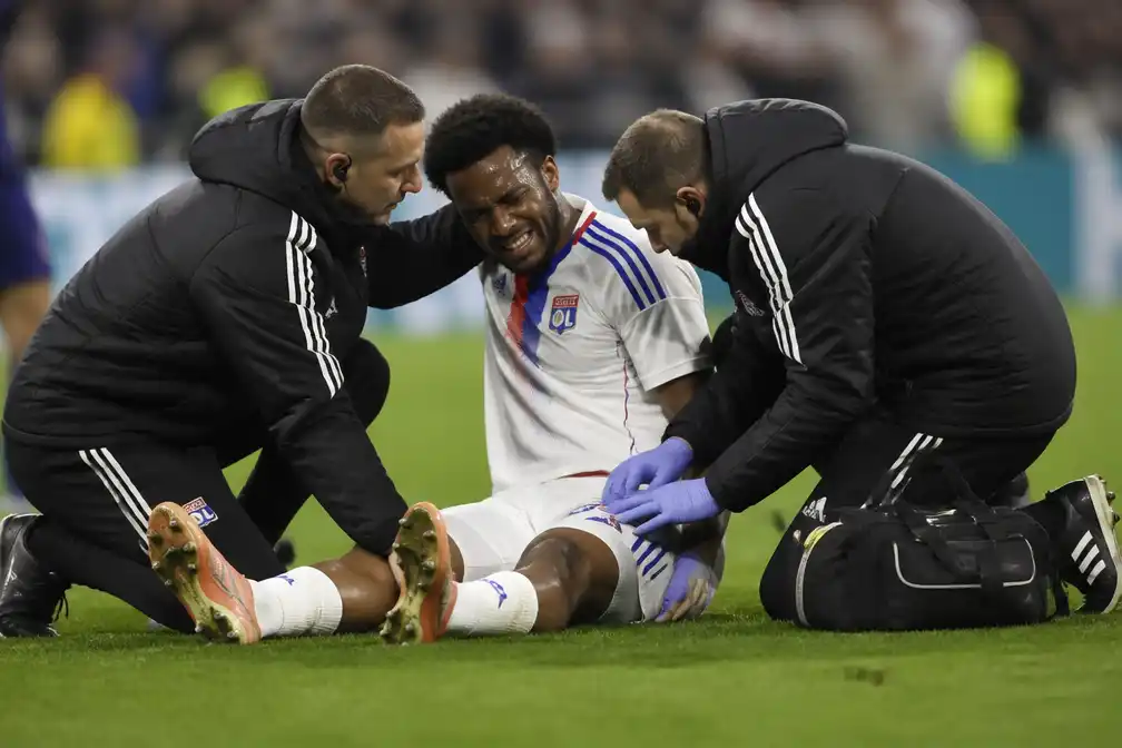 Loïs Openda minstens een maand out bij Lyon met kuitbeenblessure na duel met Lens