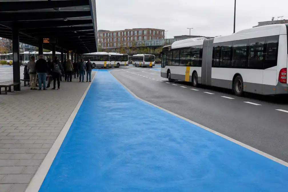 Leuven schildert voetgangersstrook busstation blauw in veiligheidsoffensief