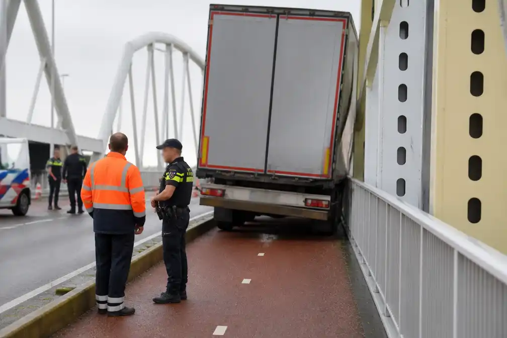 Buitenlandse vrachtwagenchauffeur rijdt zich klem op fietspad Merwedebrug