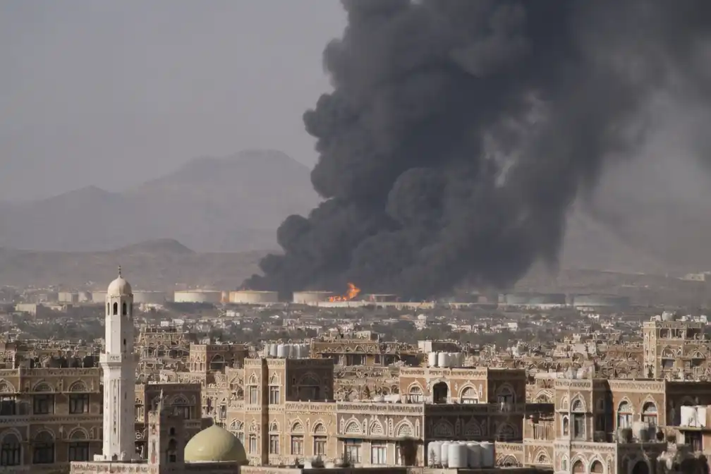 Saudi-Arabië treft oliedepot bij Sana'a na Houthi-dreiging aan Aramco