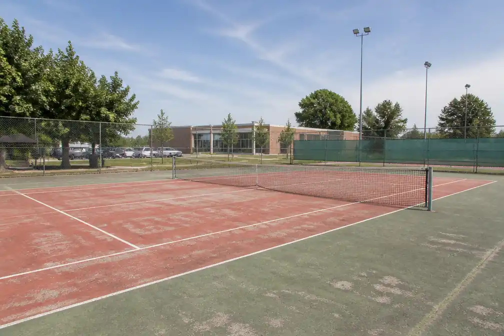 Openbare tennisterreinen op sportsite krijgen grondige renovatie