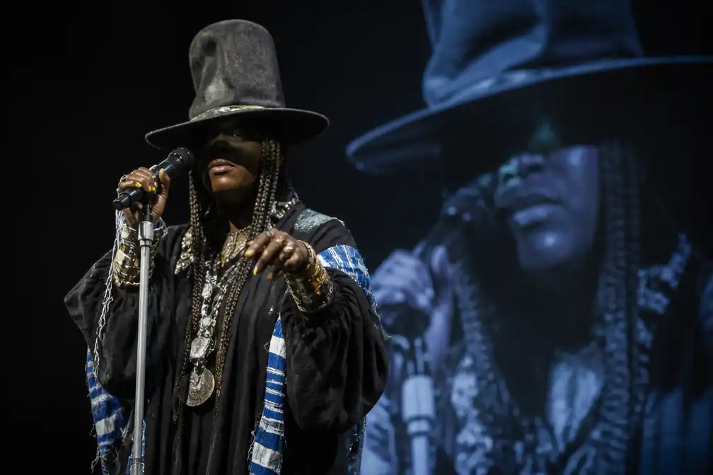 Erykah Badu verschijnt 70 minuten te laat op het podium van Carré
