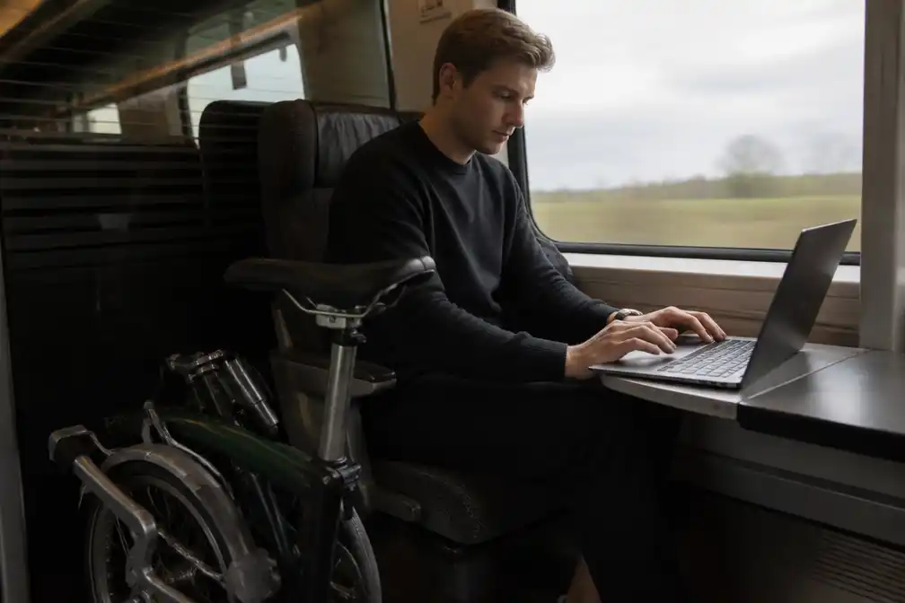 CEO Nicolas Rooms (29) pendelt wekelijks per fiets en trein van Londen naar Mechelen