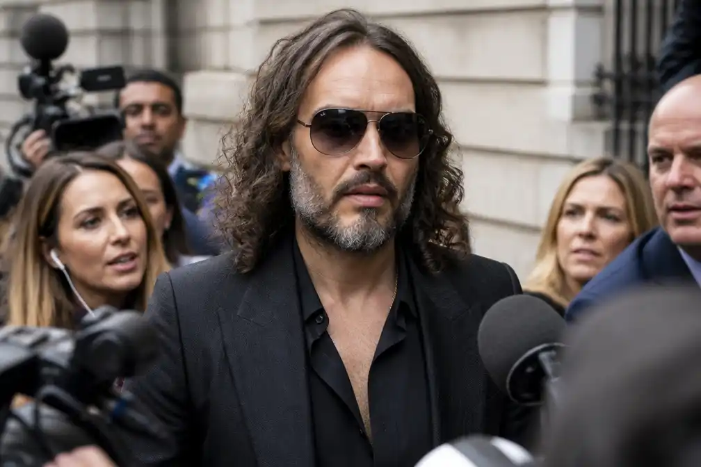 Aanklager noemt Russell Brand "seksueel roofdier" in misbruikzaak