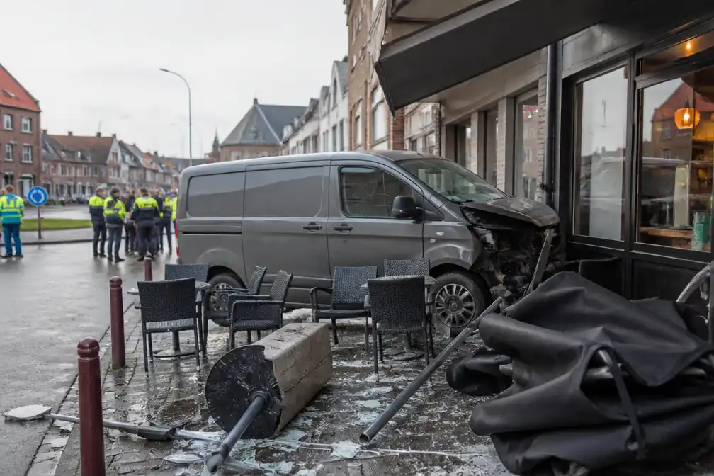 Vier gewonden nadat voertuig op terras van frituur in Kruishoutem rijdt