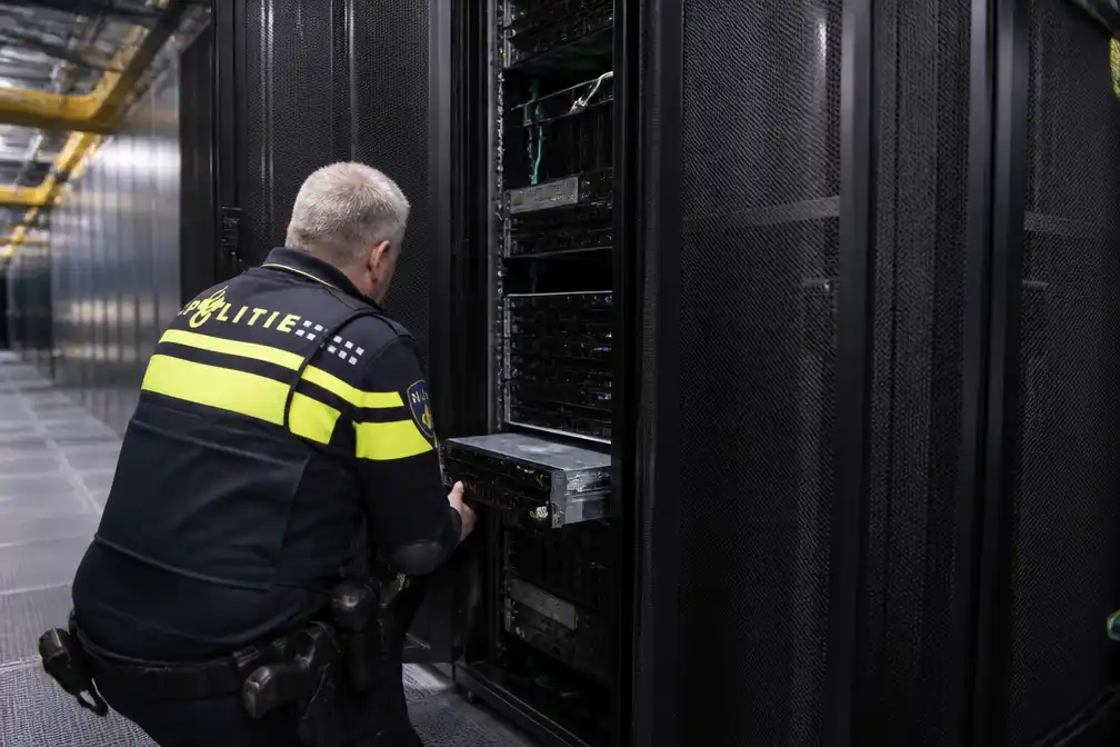 Amsterdamse politie neemt server Italiaanse provider in beslag op Amerikaans verzoek