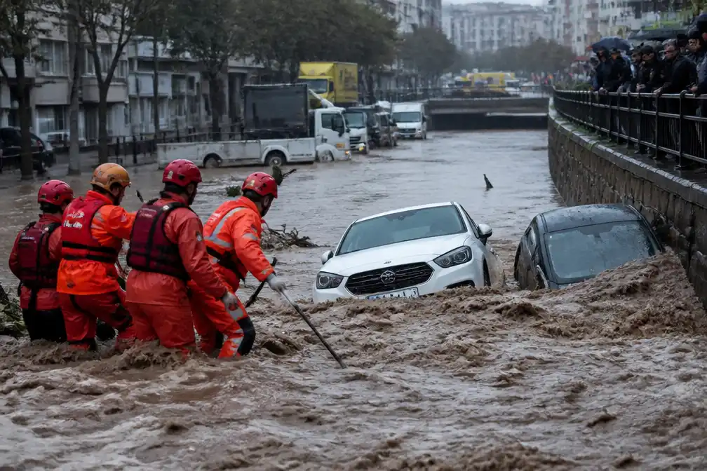Vier doden door overstromingen in Istanbul, zoektocht naar vier vermisten