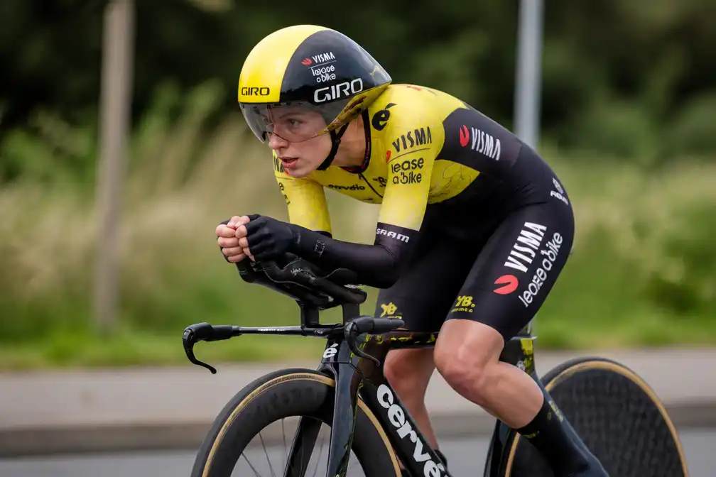 Nooijen herovert leiderstrui Eneco Tour met tijdritzege in Tilburg