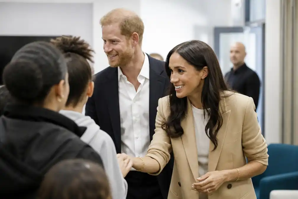 Harry en Meghan maken eerste gezamenlijke publieke optreden sinds terugkeer naar VK
