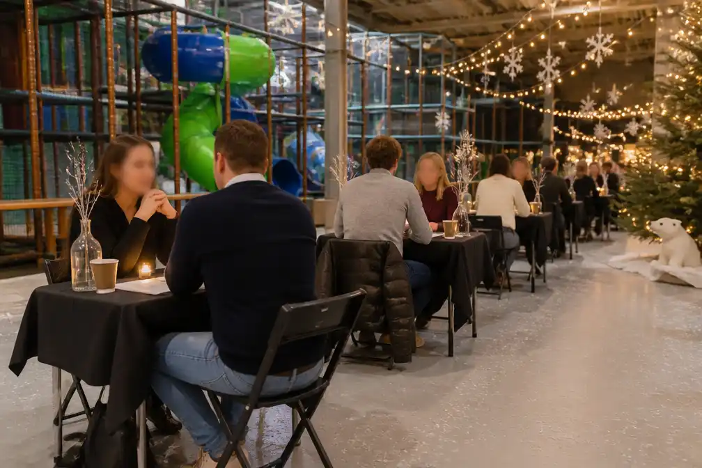 Acht vriendinnen uit Roeselare organiseren winterse speeddate in binnenspeeltuin