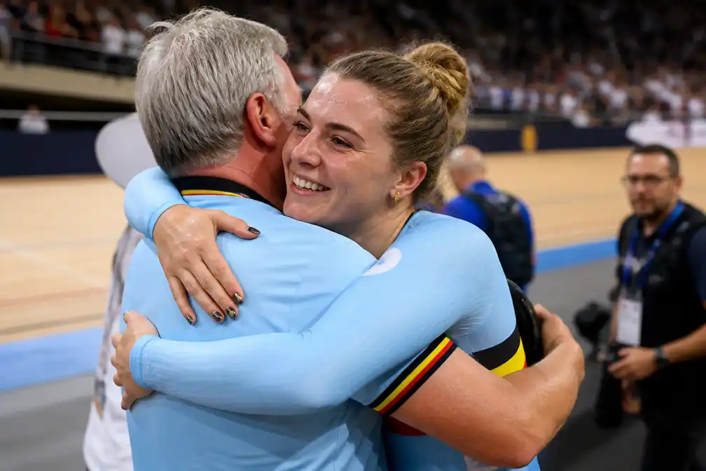 Lotte Kopecky pakt derde wereldtitel in afvallingskoers op WK baanwielrennen in Shanghai