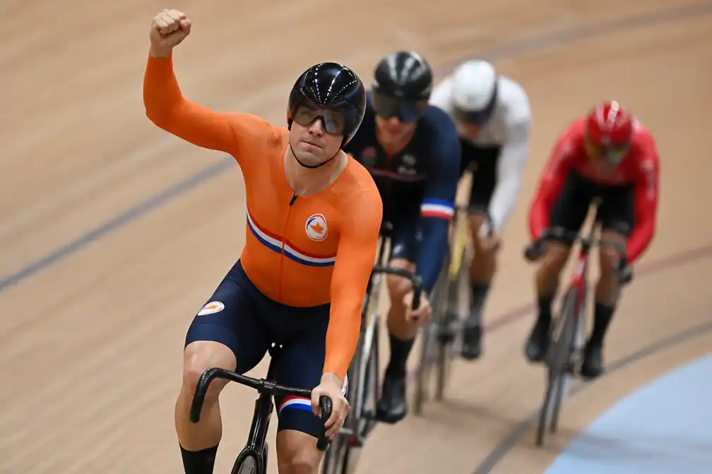 Lavreysen pakt vijfde wereldtitel keirin en is eerste ooit