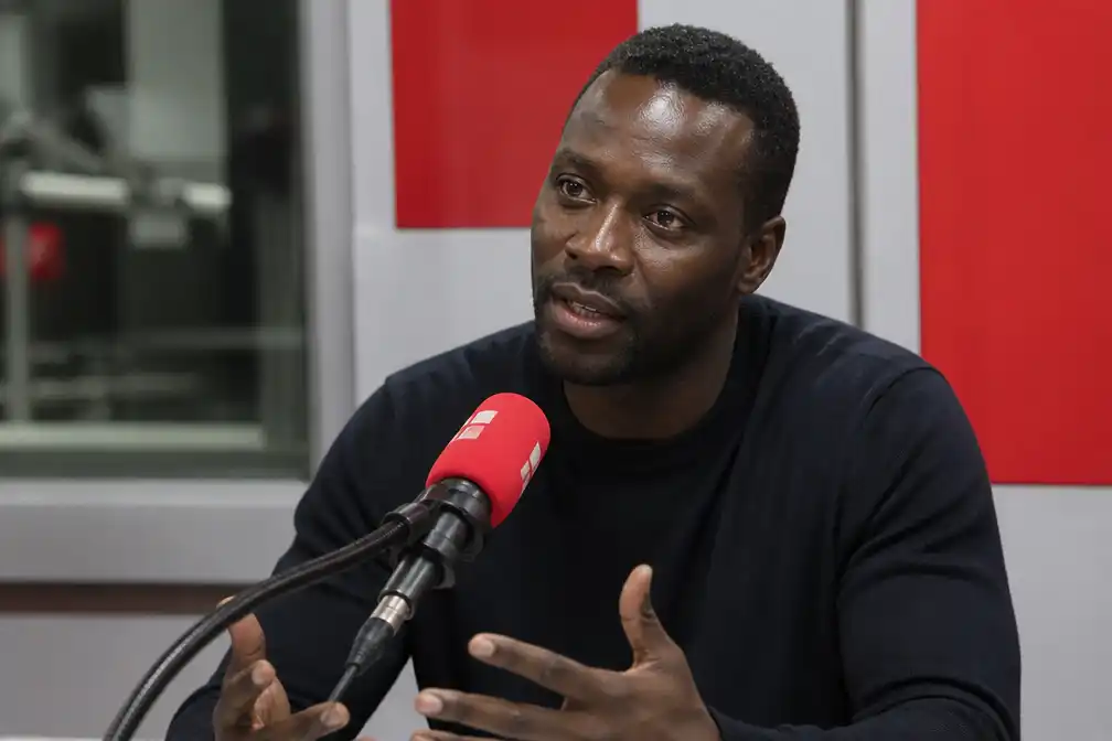 Omar Sy steunt Franse scholieren die protesteren tegen schoolsituatie