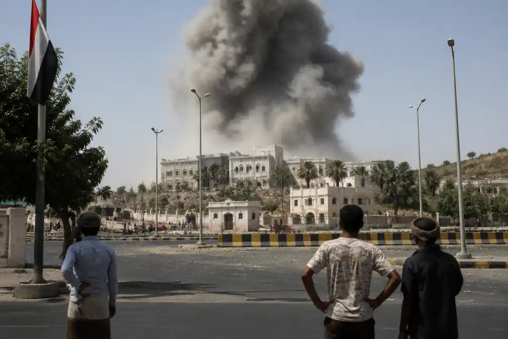 Houthi-raketten treffen presidentieel paleis in Aden; premier ongedeerd