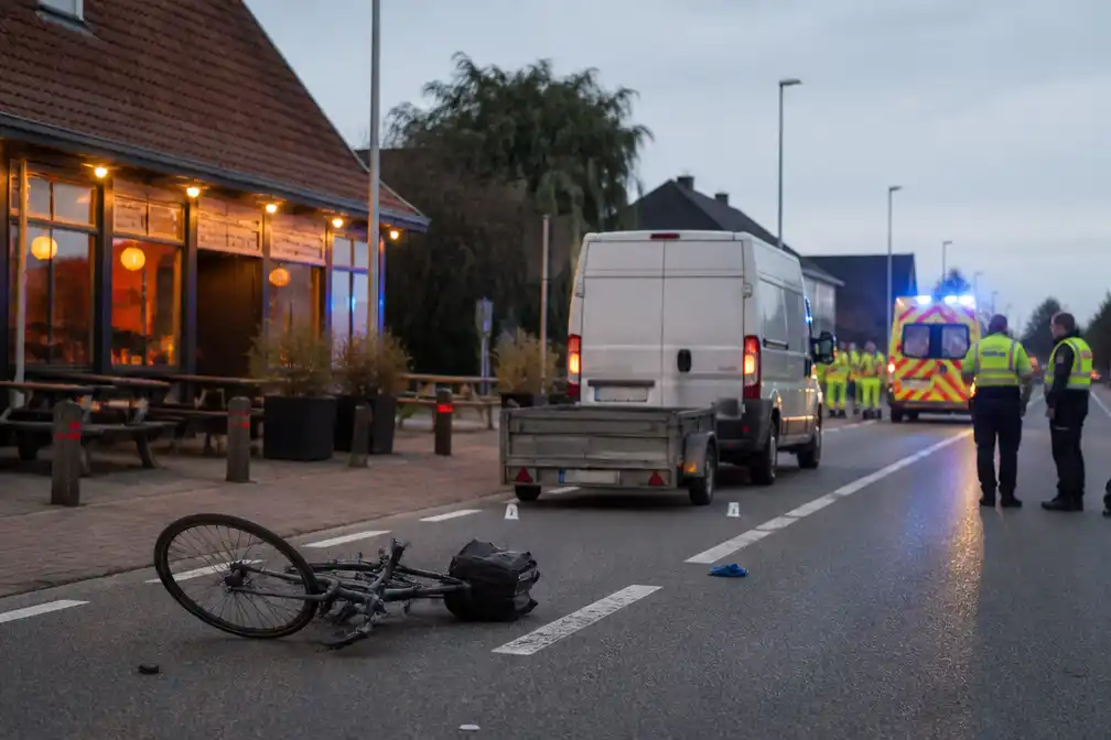 Fietser (69) overleden na aanrijding met bestelwagen in Beernem