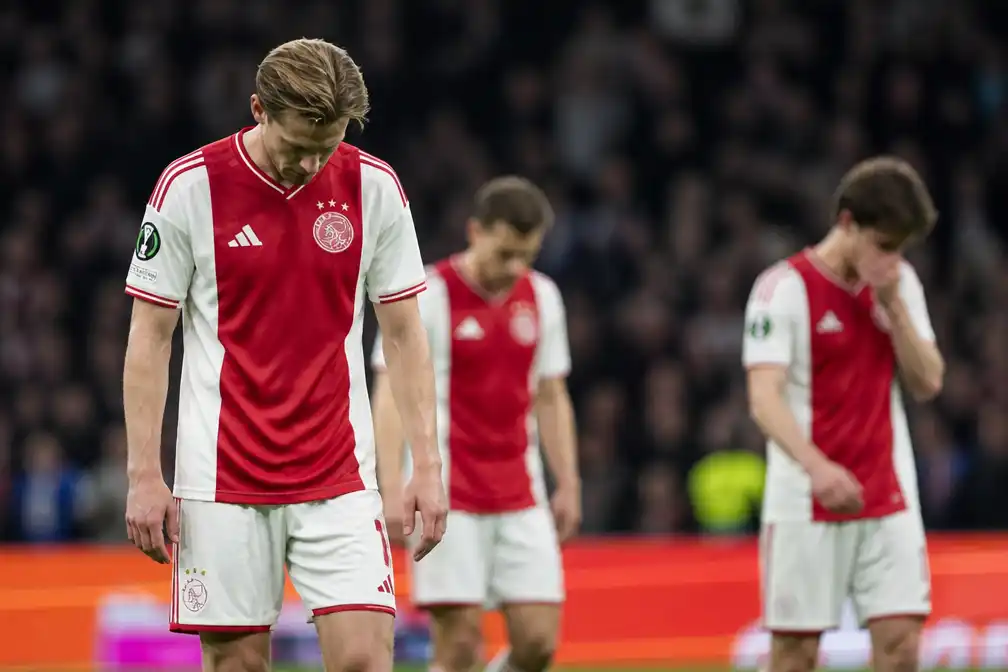 Ajax na twee maanden in crisis, volgende halte is het lastige Groningen