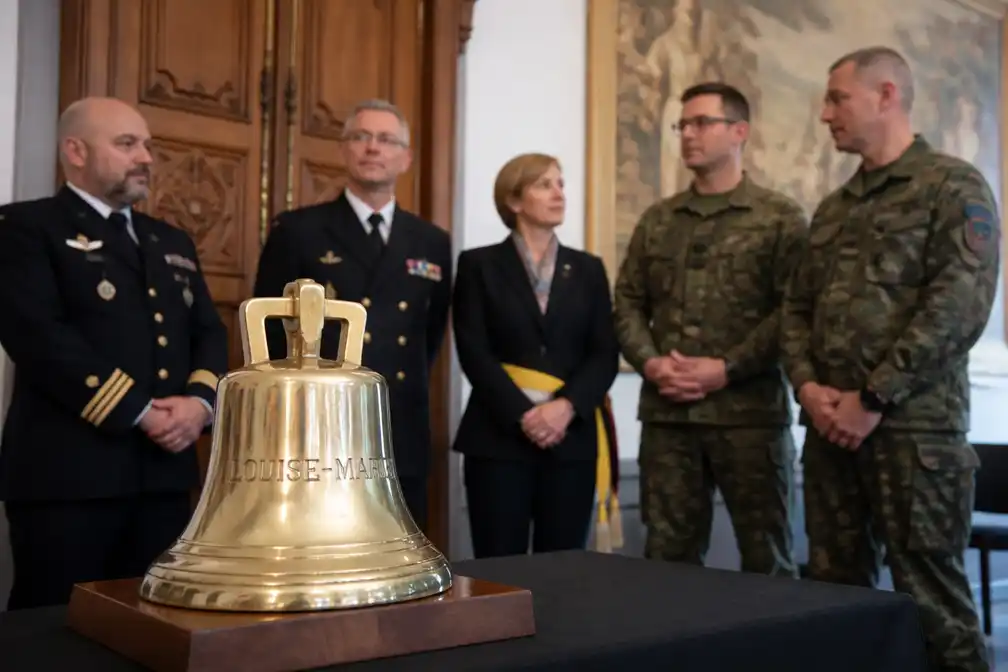 Scheepsbel fregat Louise-Marie een jaar in bewaring in stadhuis Sint-Niklaas