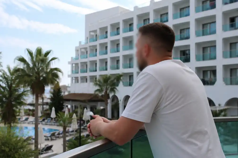 Britse vader Joshua Foster beboet met 3.000 euro na dodelijke val zoontje in Cyprus