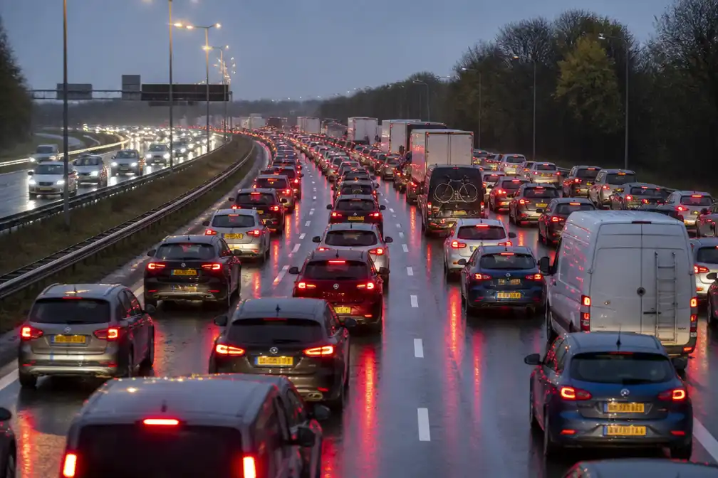 Herfstvakantie en regen zorgen voor bijna 500 kilometer file in Nederland