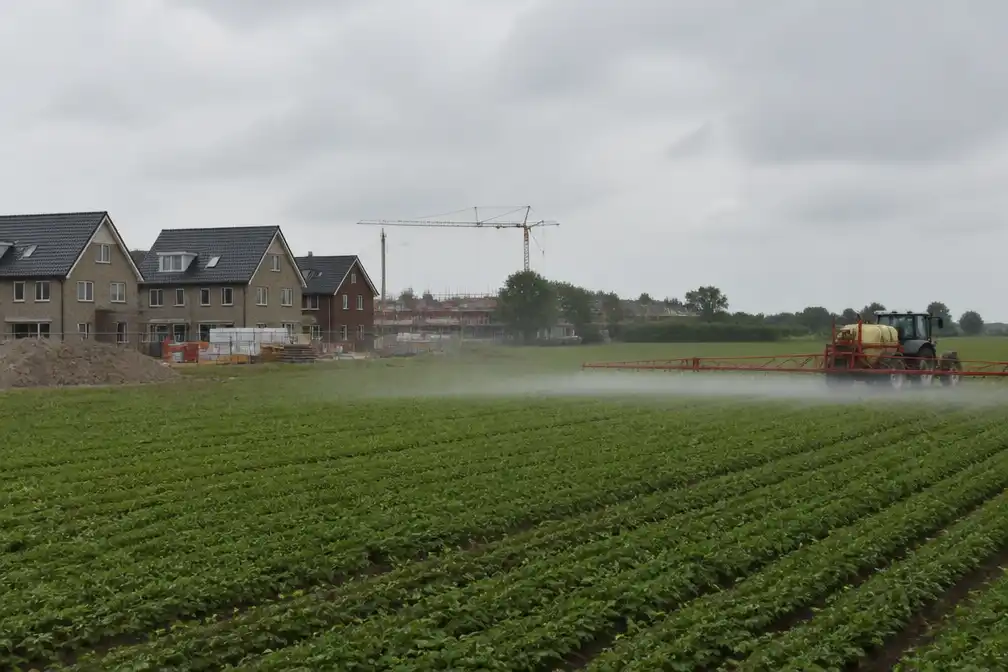 Spuitzone van 50 meter legt Nederlandse woningbouw stil