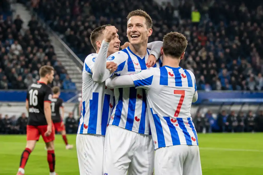 Heerenveen verslaat Excelsior met 4-0 en viert 1000e treffer in eigen stadion
