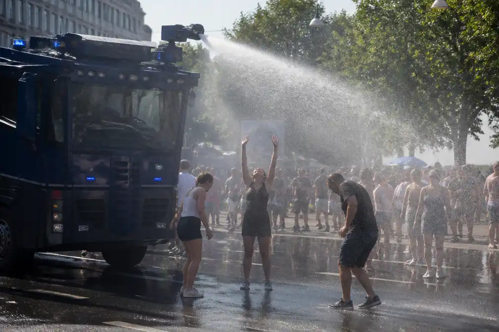 Politie Berlijn gebruikt waterkanonnen om burgers te koelen tijdens hittegolf