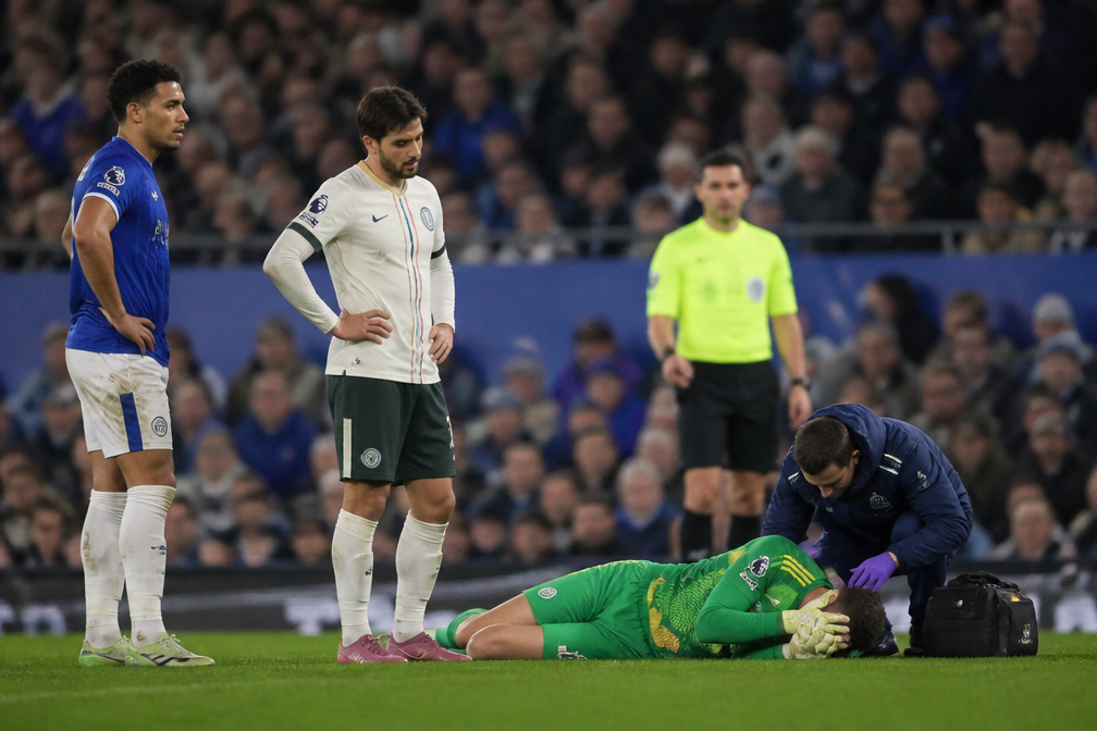 Neto schiet Chelsea met twee goals langs Everton, Martínez met hoofdletsel van veld
