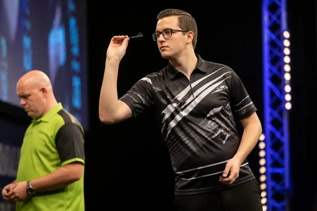 Van Veen gooit recordgemiddelde van 120,24 in Maastricht, Van Gerwen direct uitgeschakeld