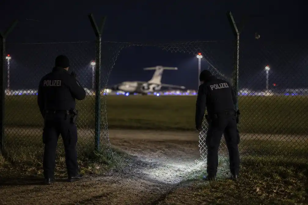Politie doorzoekt luchthaven Leipzig/Halle na groot gat in omheining