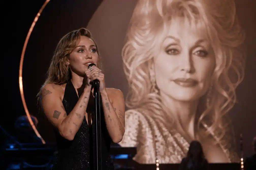 Miley Cyrus brengt in tranen eerbetoon aan overleden peetmoeder Dolly Parton