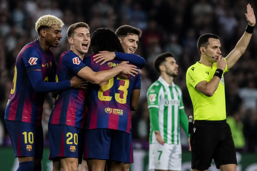 Barcelona verslaat Real Betis met 5-2 en houdt zegereeks intact; Betis foetert op scheids