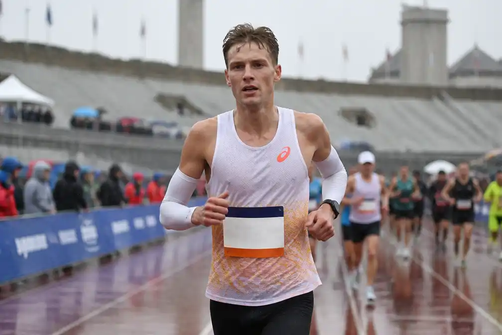 Noah Schutte beste Nederlander in marathon van Amsterdam in 2.09.35