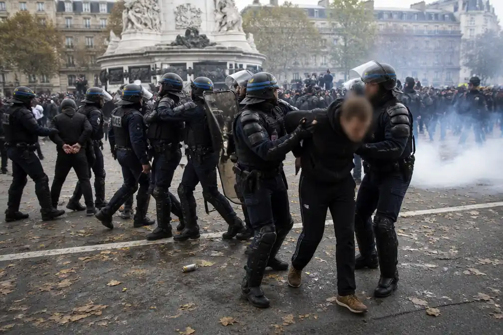 Traangas en arrestaties op Place de la République in Parijs