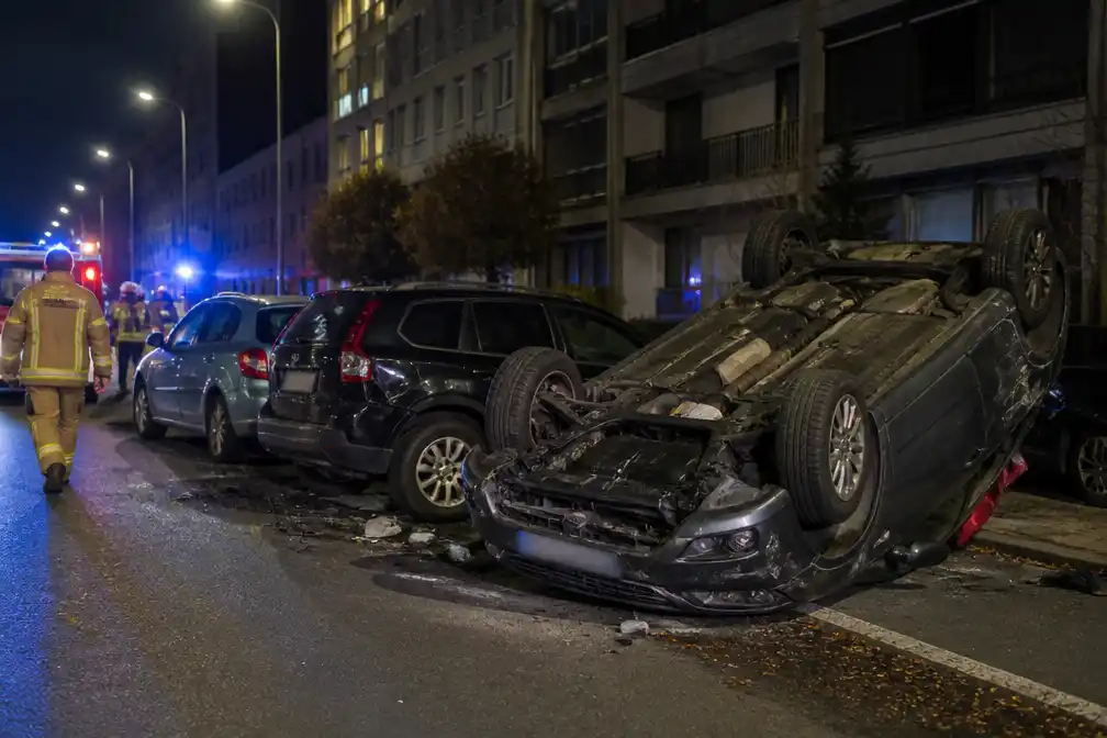 Wagen ramt geparkeerde auto's in Oostende en belandt op dak, bestuurder gewond