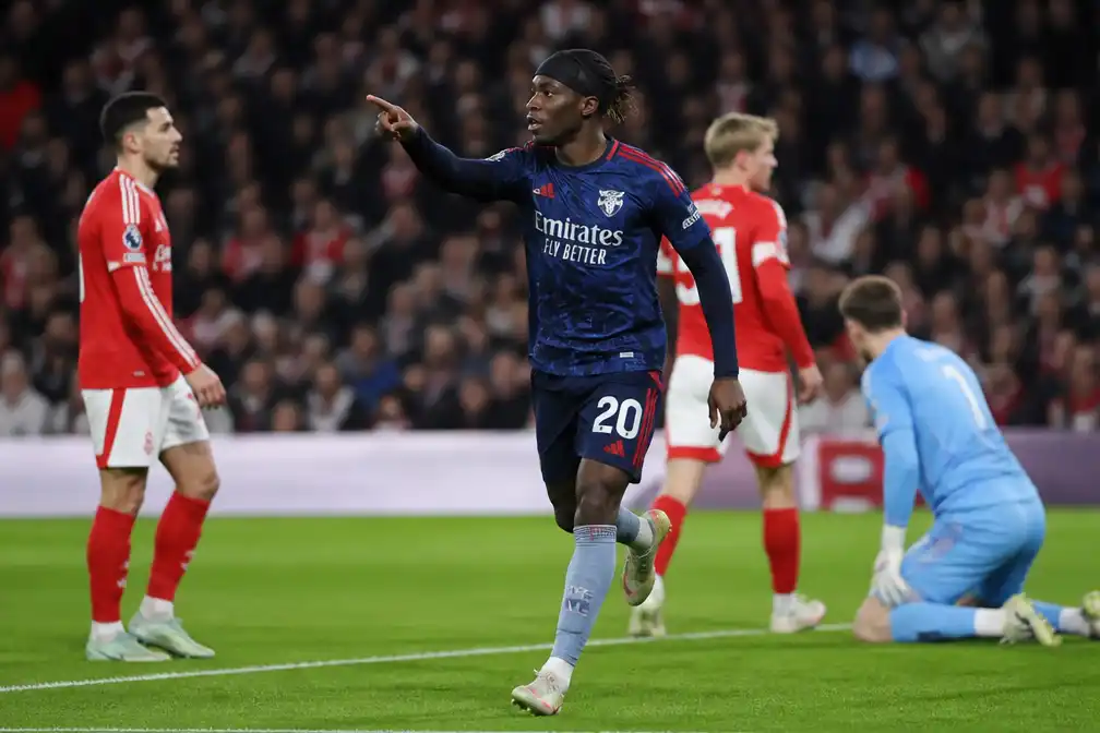 Madueke bezorgt Arsenal nipte 1-0-zege bij Nottingham Forest
