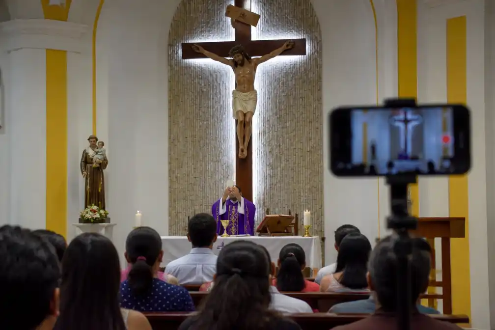 Priester in Ecuador overlijdt door vallend kruisbeeld tijdens live uitgezonden mis