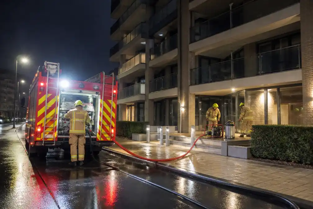 Brandweer Nieuwpoort rukt uit voor waterschade in twee flats na felle regen