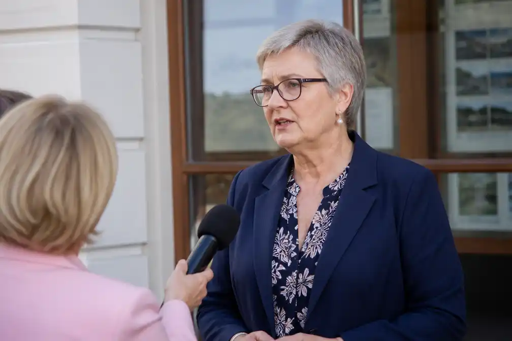 Australisch parlementslid Helen Haines zwaargewond na aanrijding bij haar kantoor