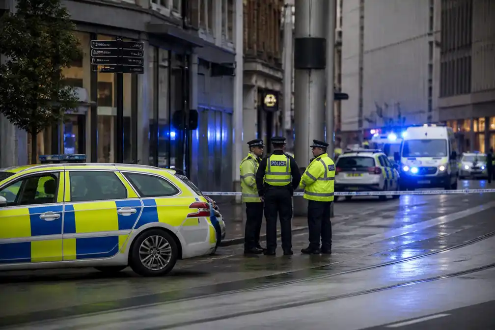 Vier arrestaties na schot in voet van agent in centrum Nottingham