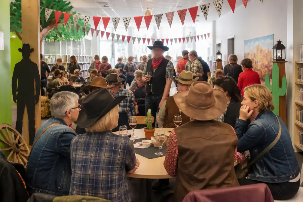 Bibliotheek Riemst ontvangt zo'n 400 lezers op verwendag in westernstijl